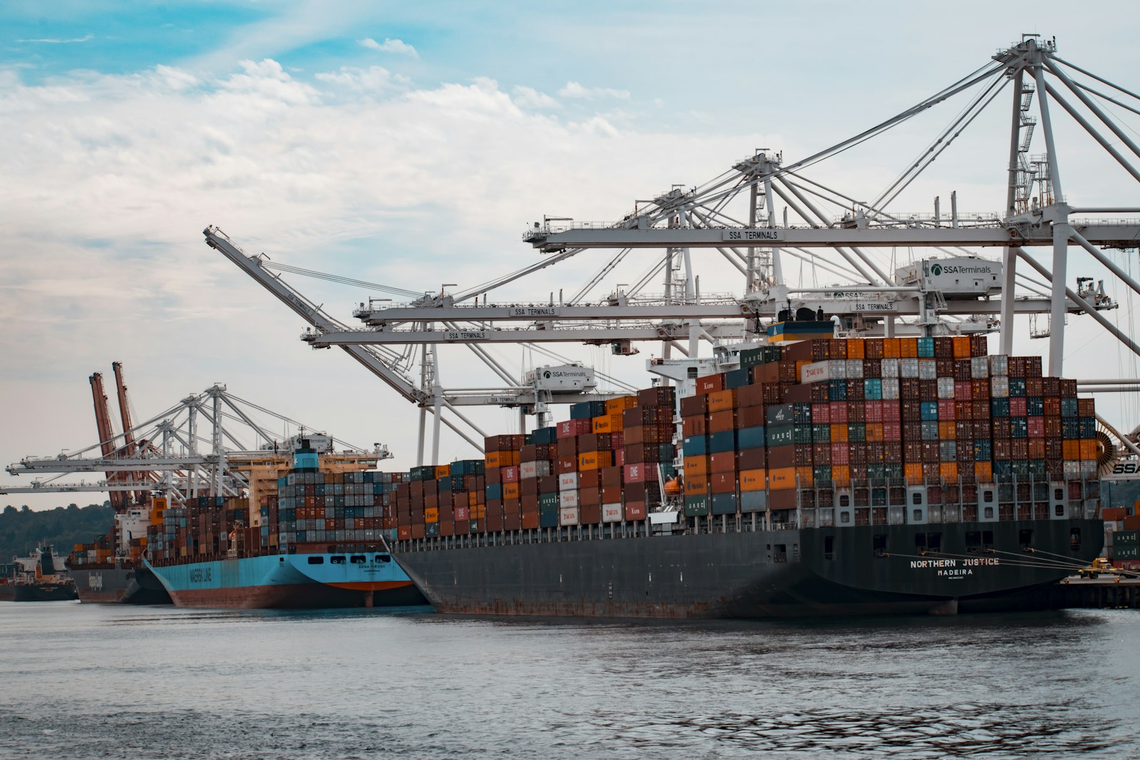 Internationaler Handelshafen — Containerschiff