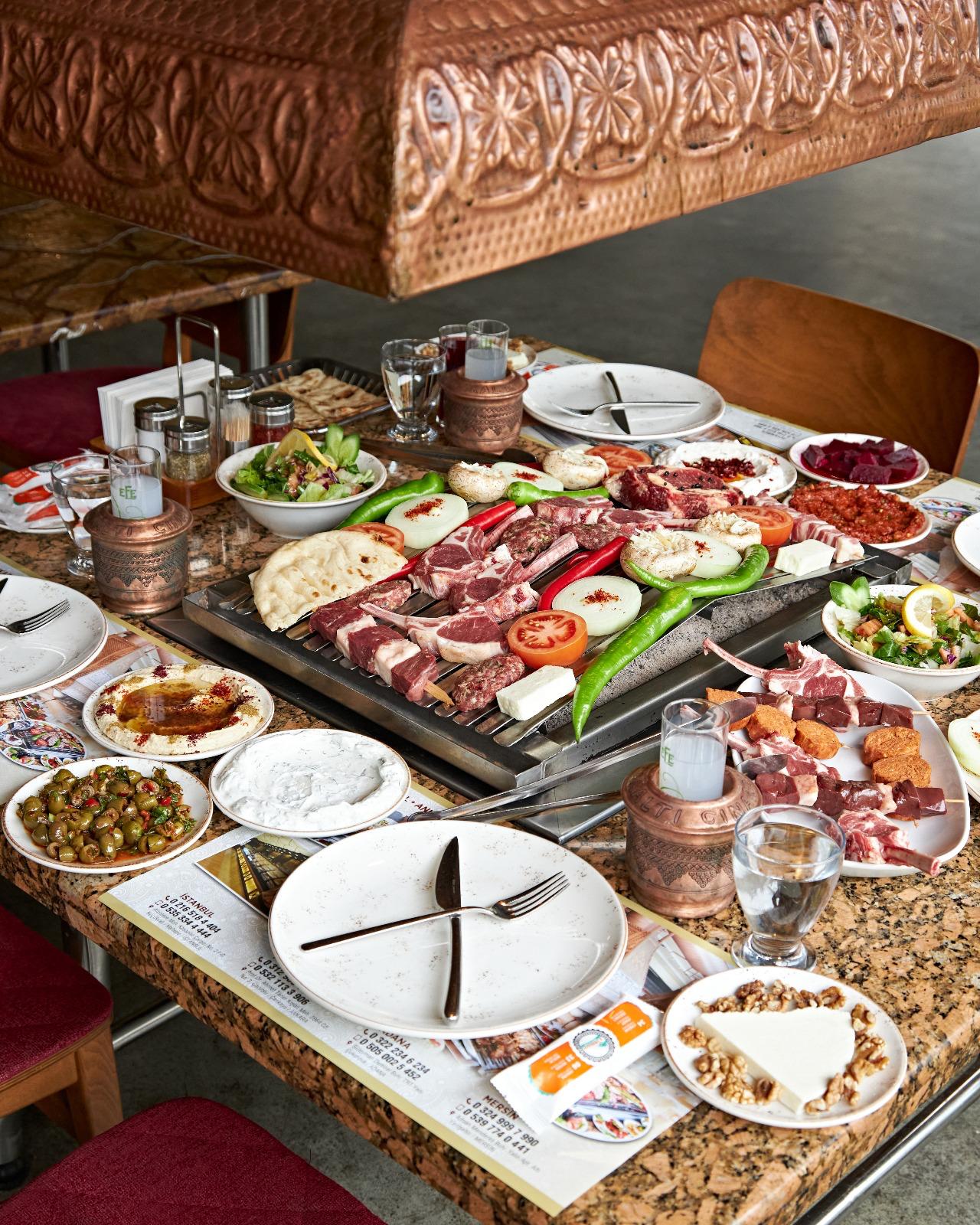 Innenansicht des Restaurants Çınaraltı Mangalbaşı